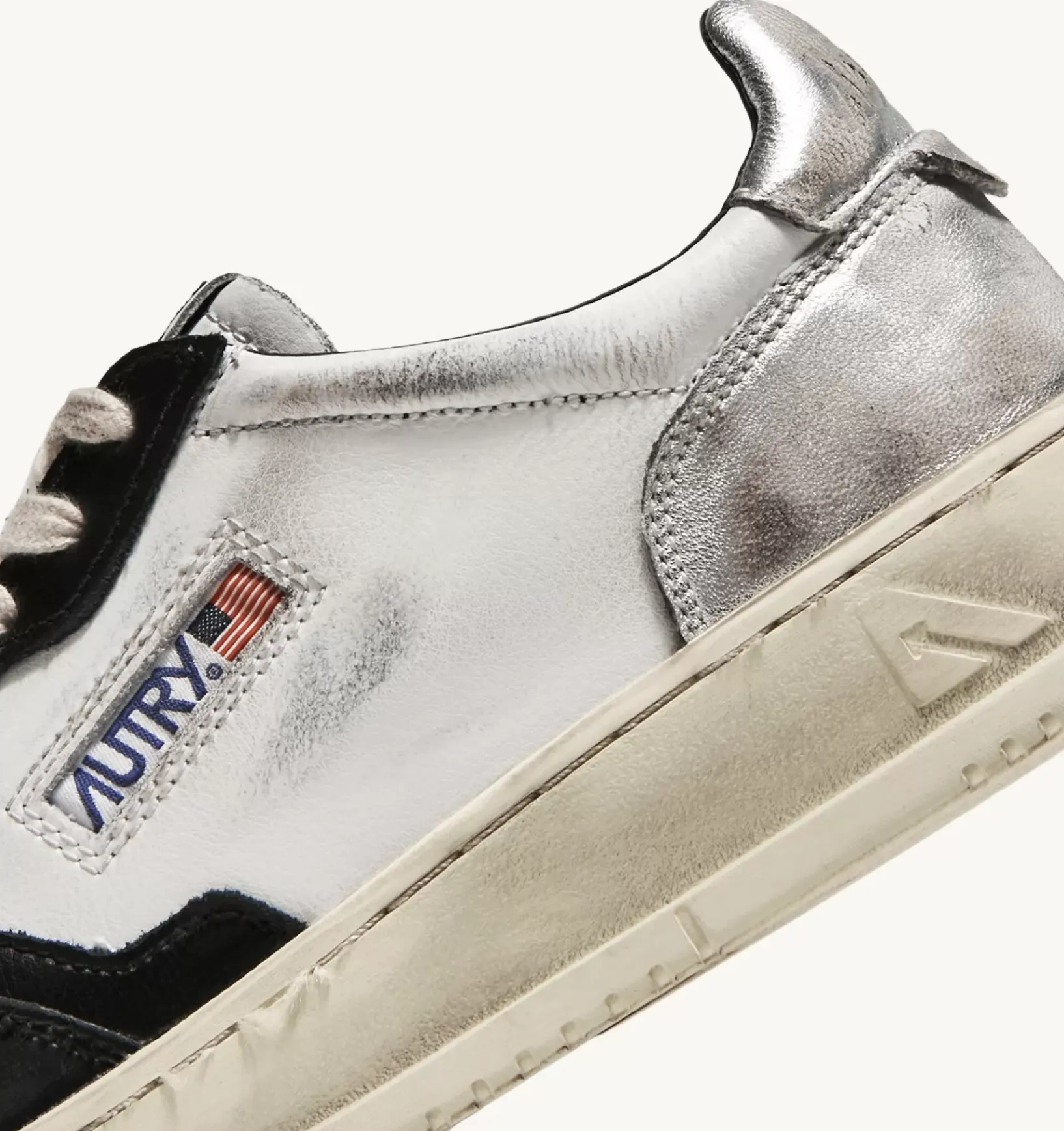 Sneakers Super Vintage Low In Pelle Bianco Nero E Argento
